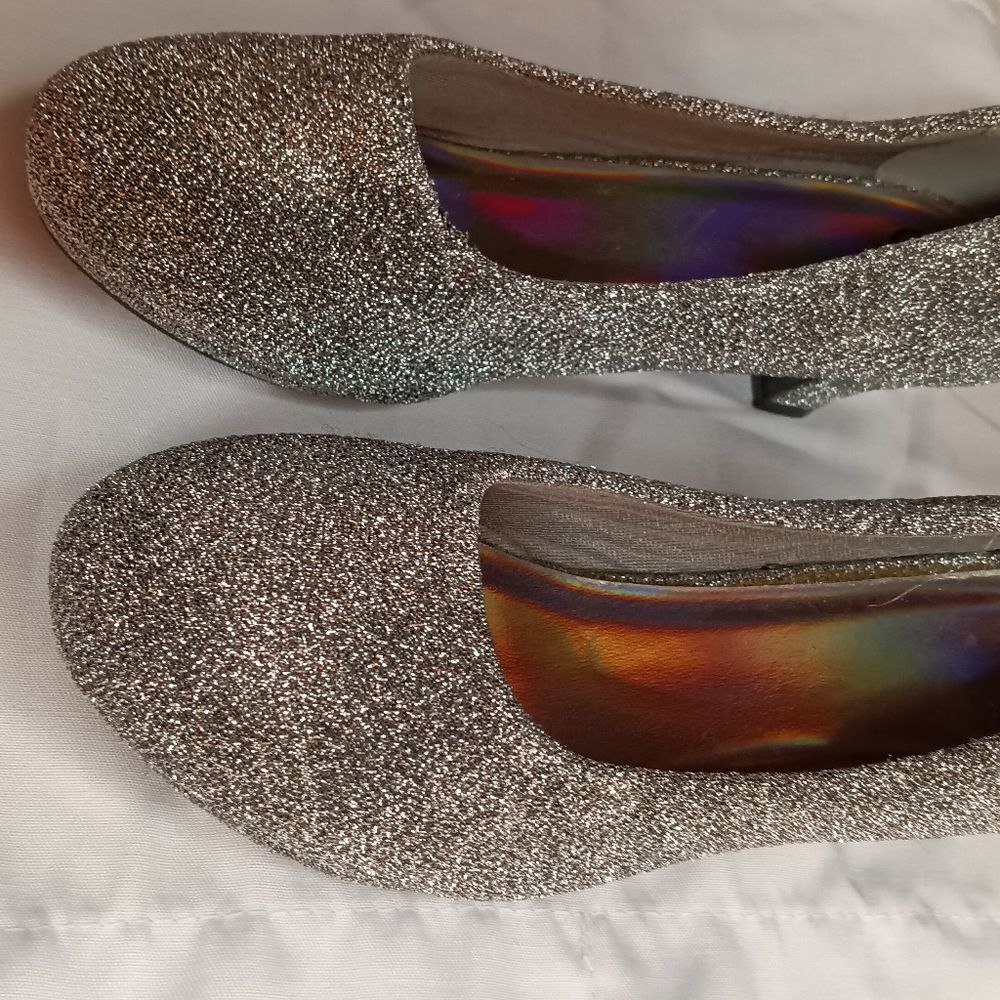 C&M shiny gray low heel slippers, size 5